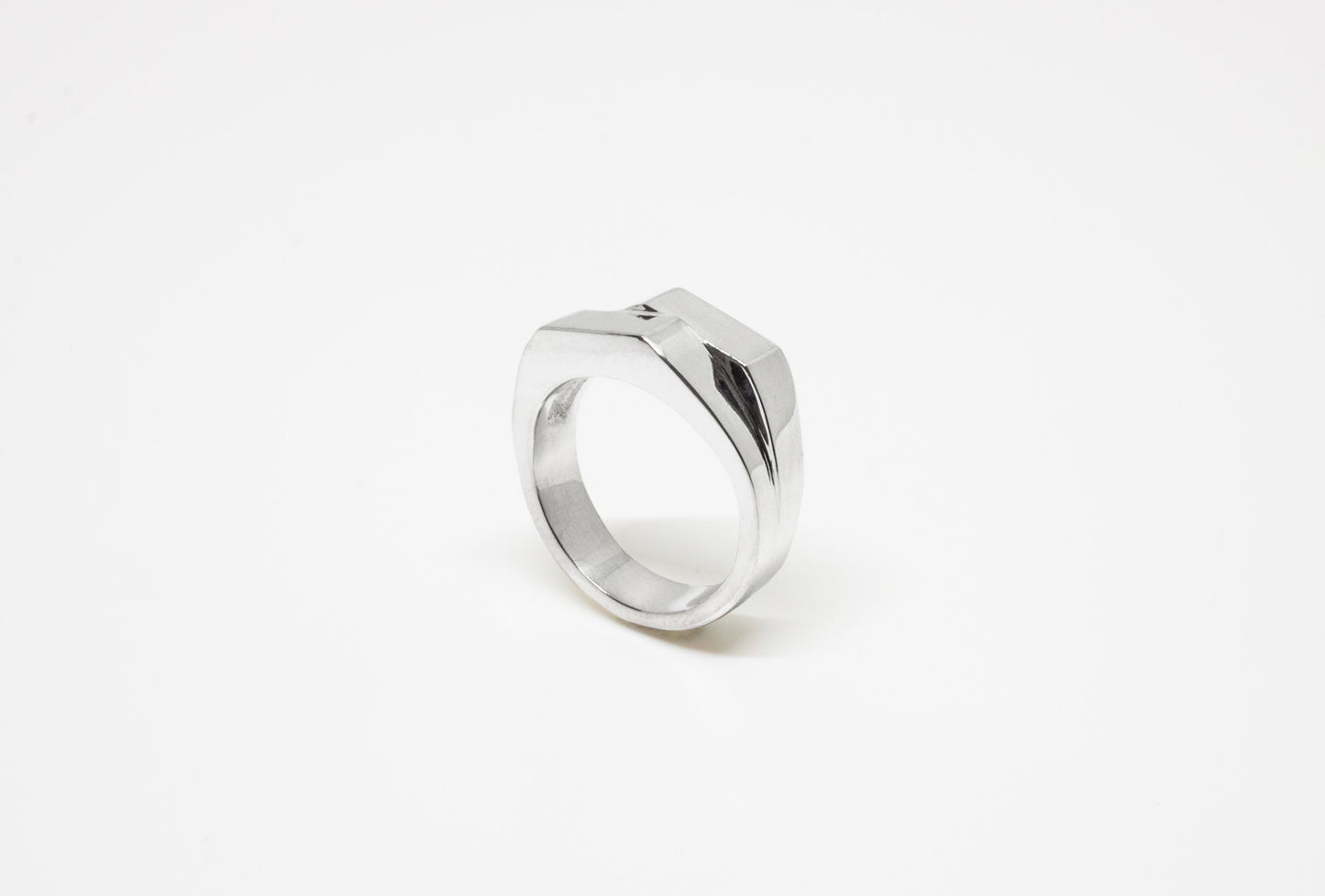 Ring Axis – hand-crafted twisted rectangular signet ring in 925 silver by Minou Lejeune