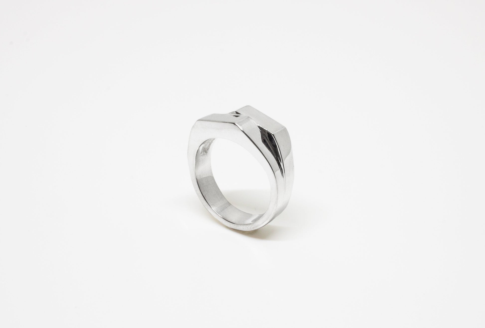 Ring Axis – hand-crafted twisted rectangular signet ring in 925 silver by Minou Lejeune