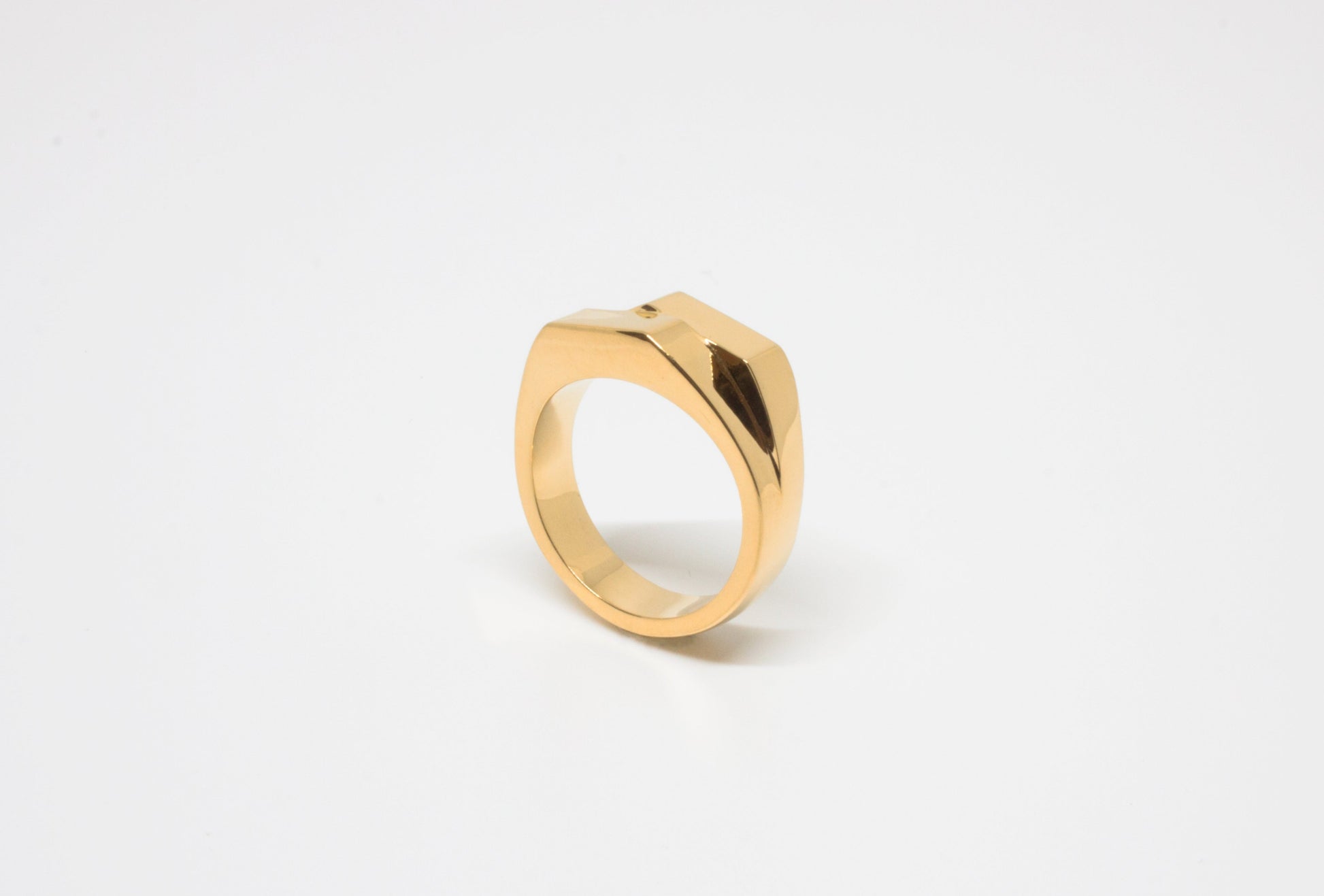 Ring Axis – hand-crafted twisted rectangular signet ring in 925 silver by Minou Lejeune