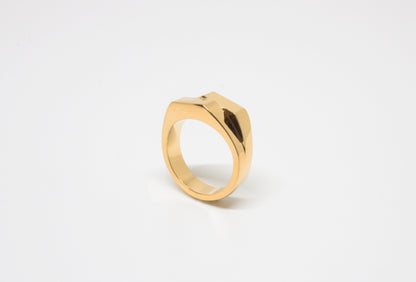 Ring Axis – hand-crafted twisted rectangular signet ring in 925 silver by Minou Lejeune