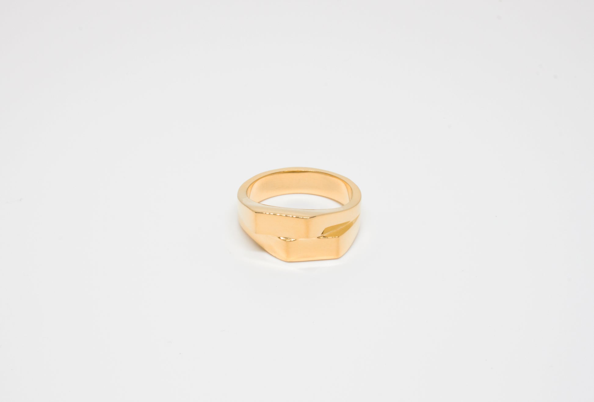 Ring Axis – hand-crafted twisted rectangular signet ring in 925 silver by Minou Lejeune