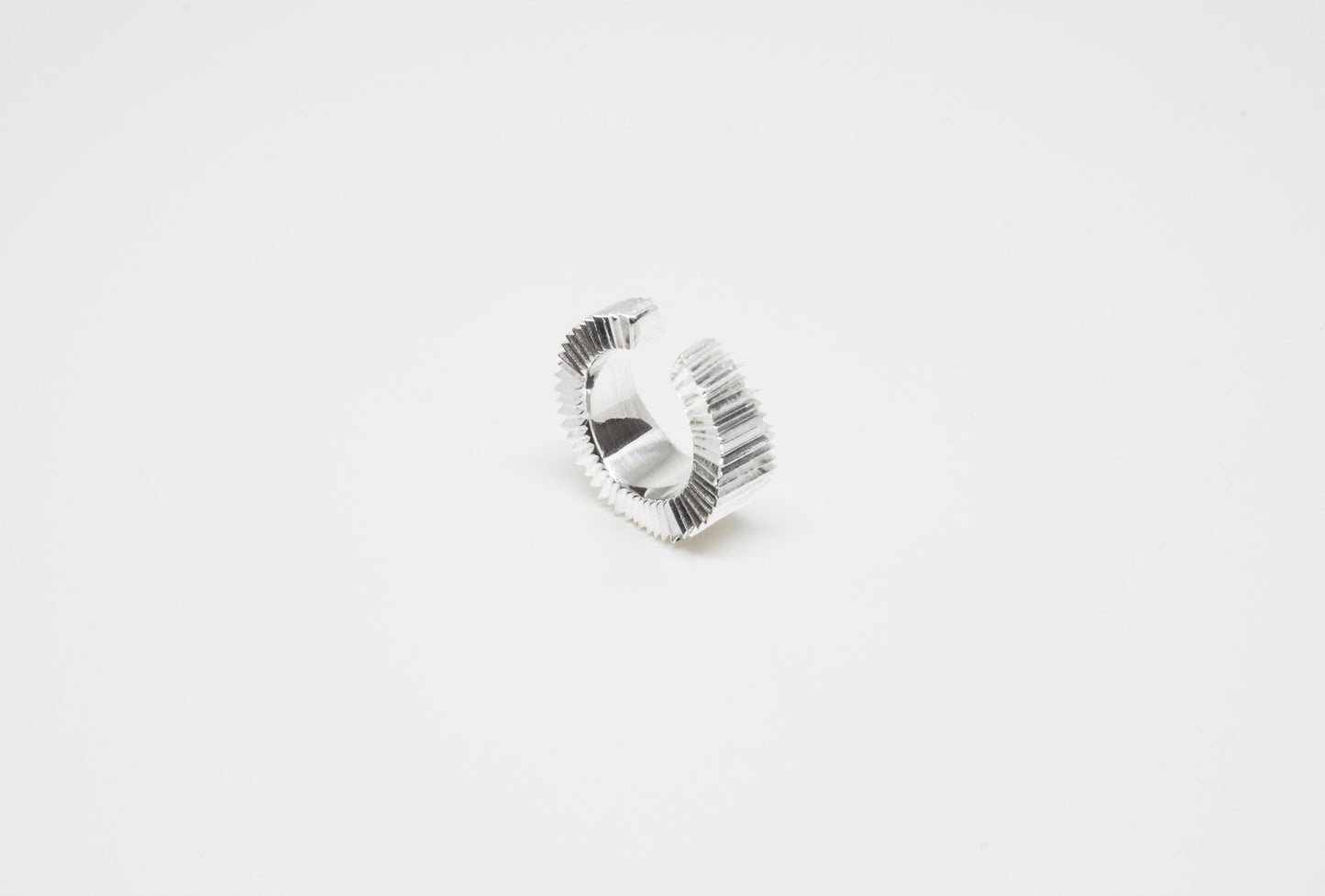 Hand-carved earcuff in 925 silver or goldplated silver by Minou Lejeune — unique carved texture