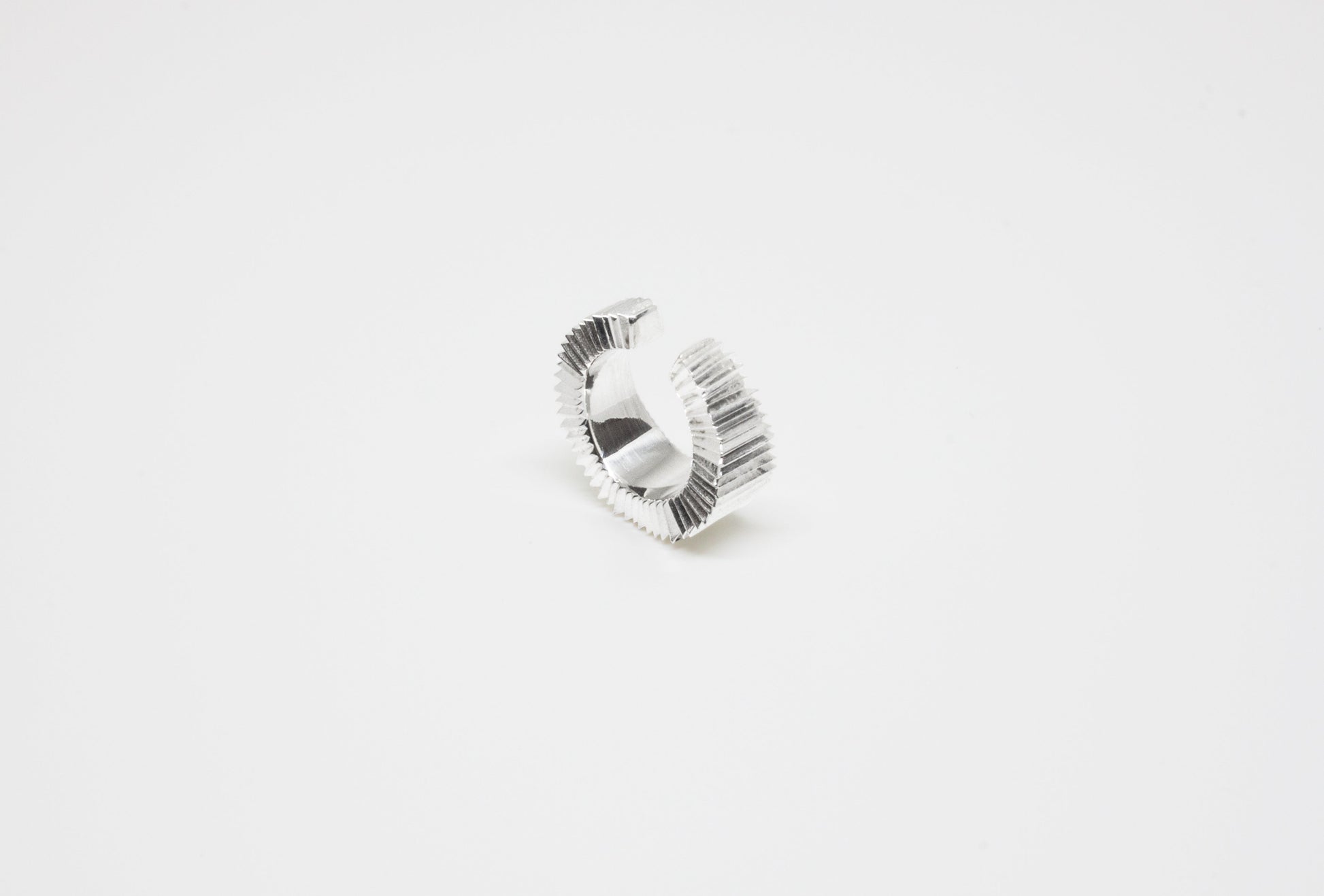 Hand-carved earcuff in 925 silver or goldplated silver by Minou Lejeune — unique carved texture