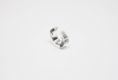 Hand-carved earcuff in 925 silver or goldplated silver by Minou Lejeune — unique carved texture