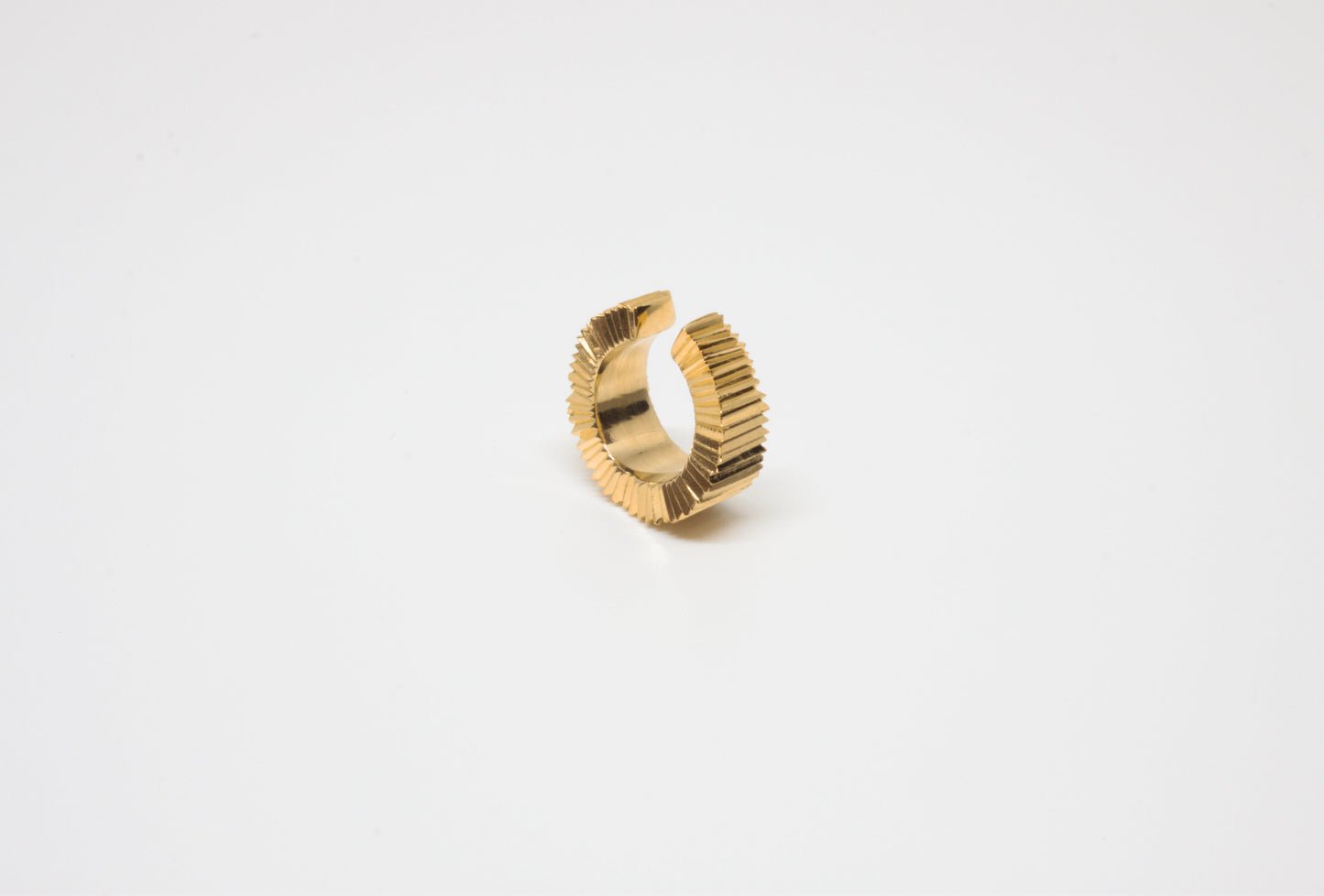 Hand-carved earcuff in 925 silver or goldplated silver by Minou Lejeune — unique carved texture