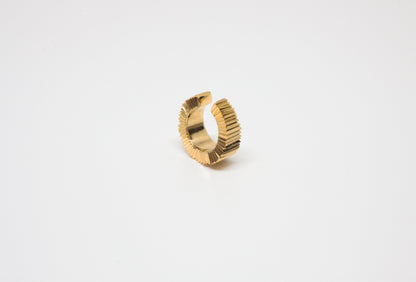 Hand-carved earcuff in 925 silver or goldplated silver by Minou Lejeune — unique carved texture