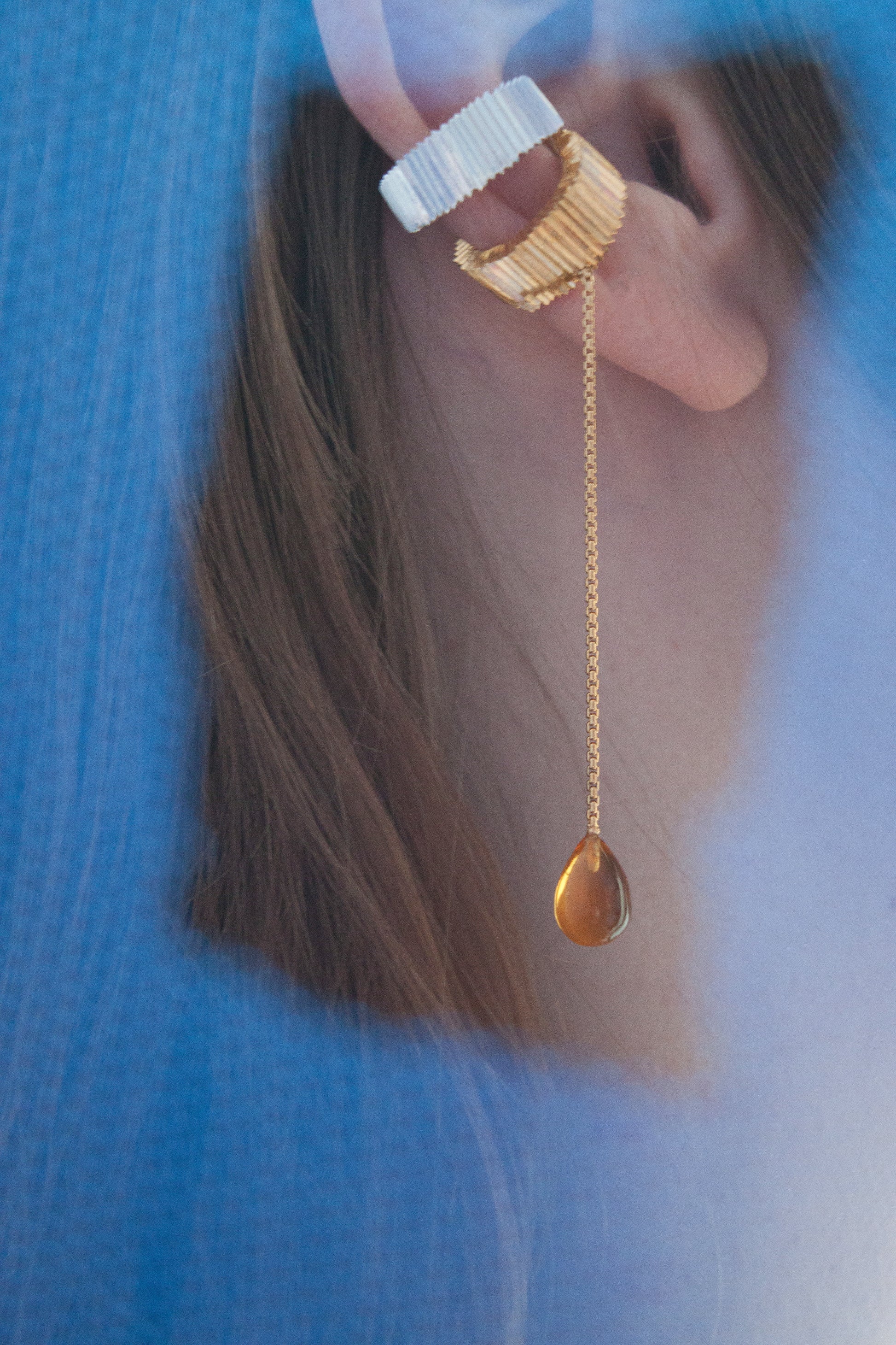 Hand-carved earcuff in 925 silver with Mother of Pearl gemstone, unique piece by Minou Lejeune