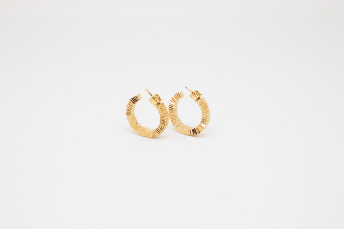 Carved Earring in goldplated silver, hand-carved and unique piece by Minou Lejeune