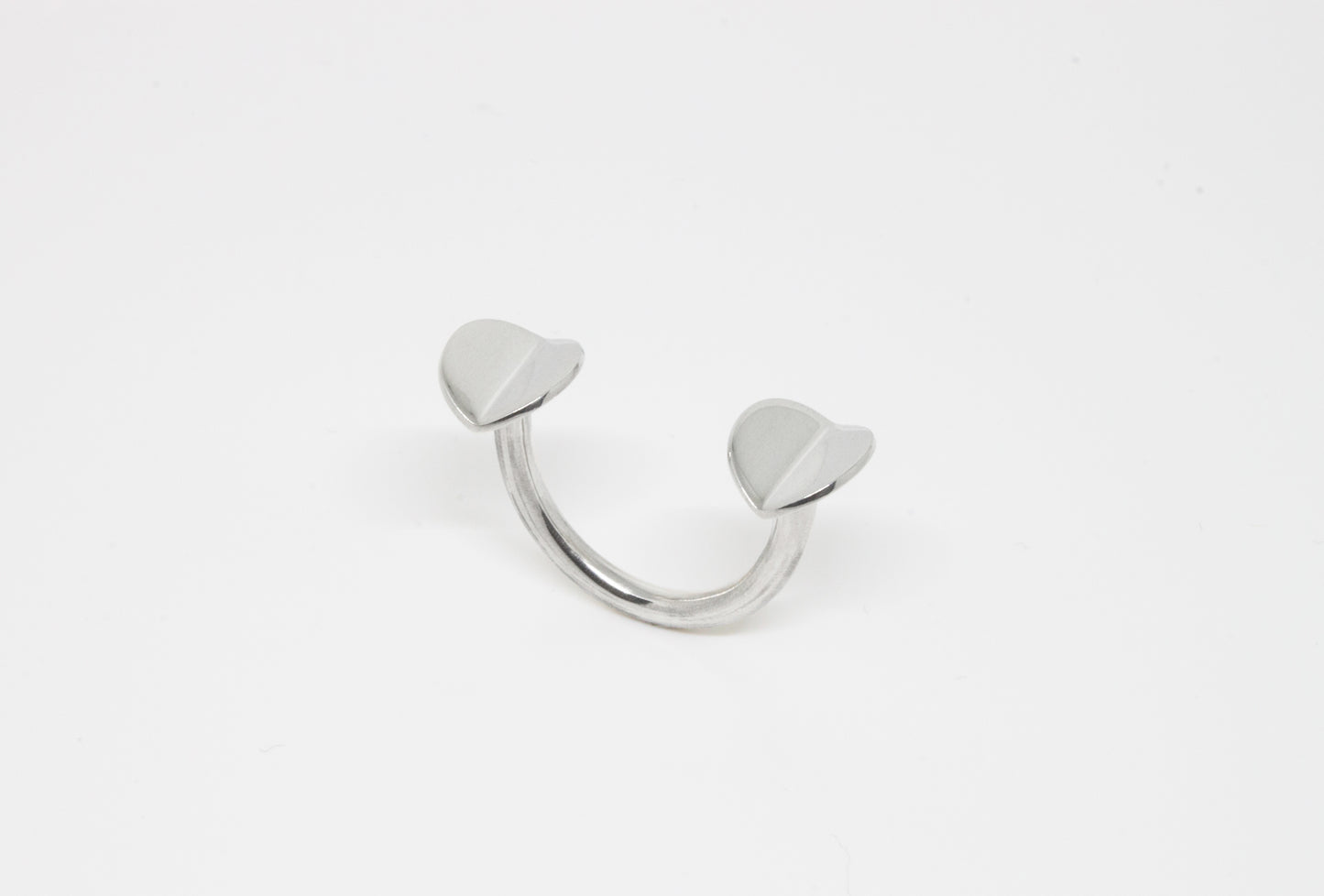 Floating Ring in 925 silver, minimalistic open ring, fits best on the middle finger, handmade by Minou Lejeune