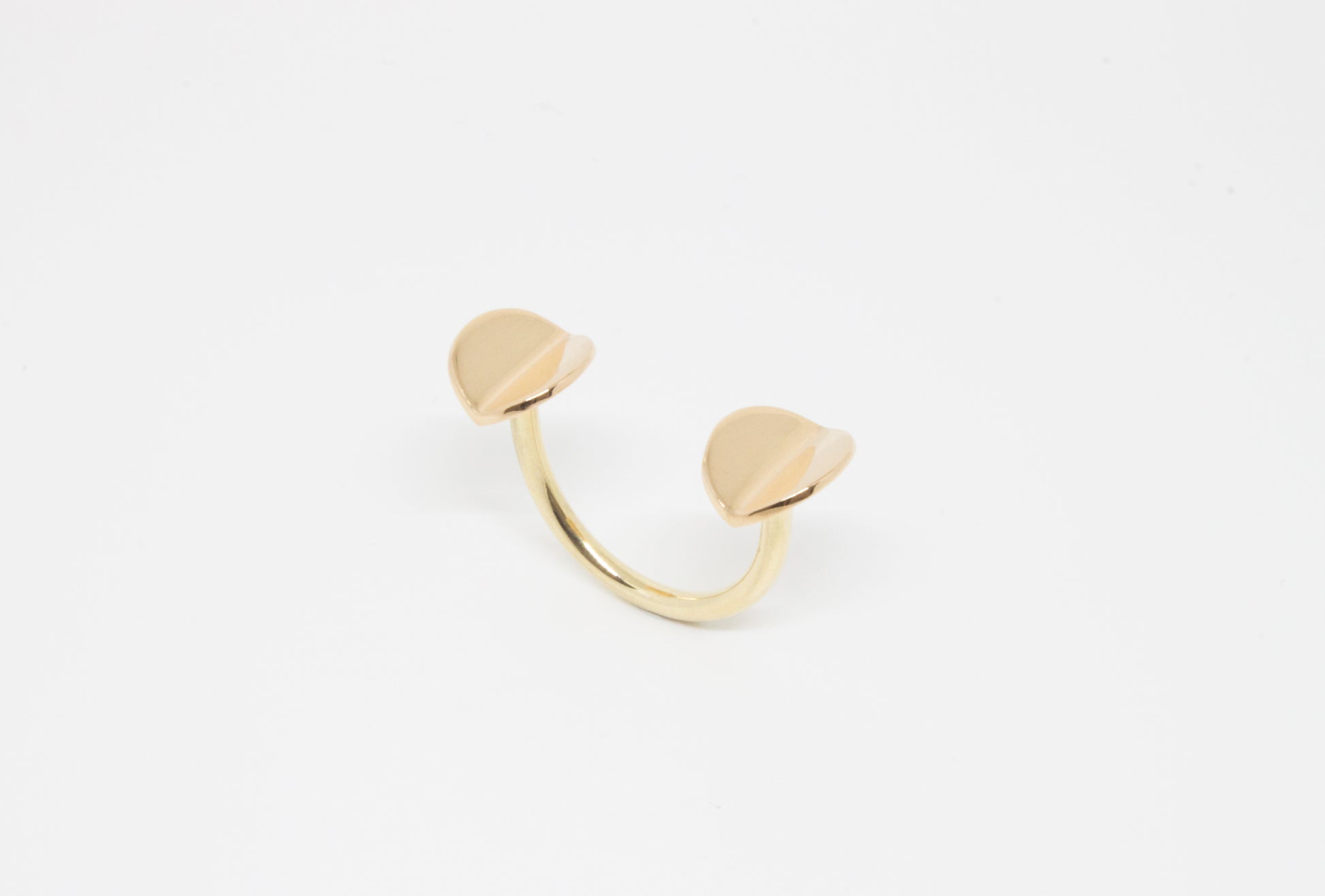 Floating Ring in 925 silver, minimalistic open ring, fits best on the middle finger, handmade by Minou Lejeune