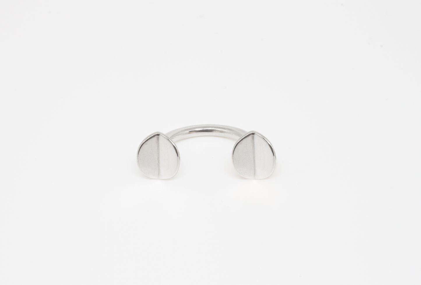 Floating Ring in 925 silver, minimalistic open ring, fits best on the middle finger, handmade by Minou Lejeune