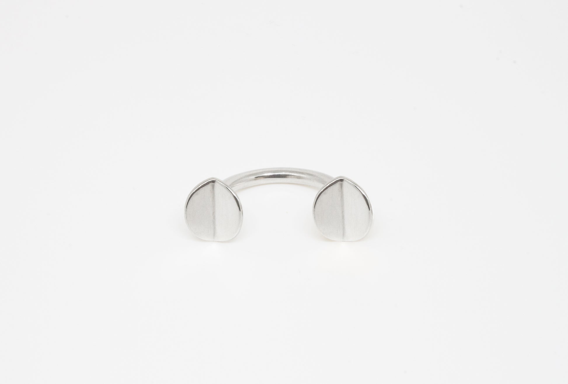 Floating Ring in 925 silver, minimalistic open ring, fits best on the middle finger, handmade by Minou Lejeune