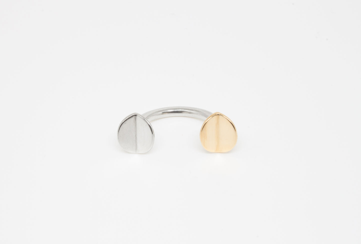 Floating Ring in 925 silver, minimalistic open ring, fits best on the middle finger, handmade by Minou Lejeune
