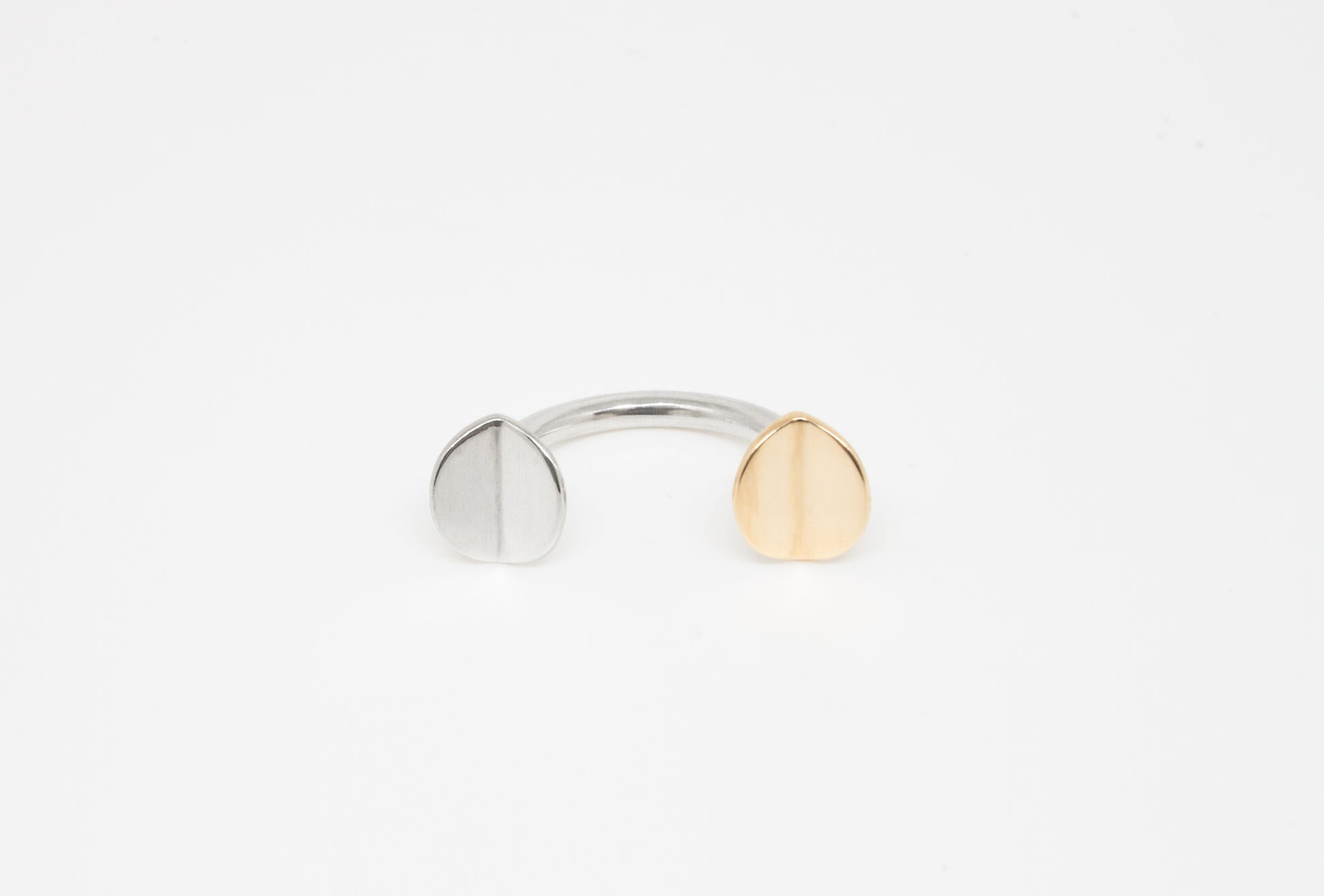 Floating Ring in 925 silver, minimalistic open ring, fits best on the middle finger, handmade by Minou Lejeune