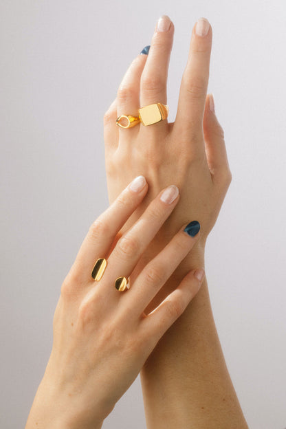 Floating Ring Asymmetrical in 925 silver, minimalistic open ring, fits best on the middle finger, handmade by Minou Lejeune