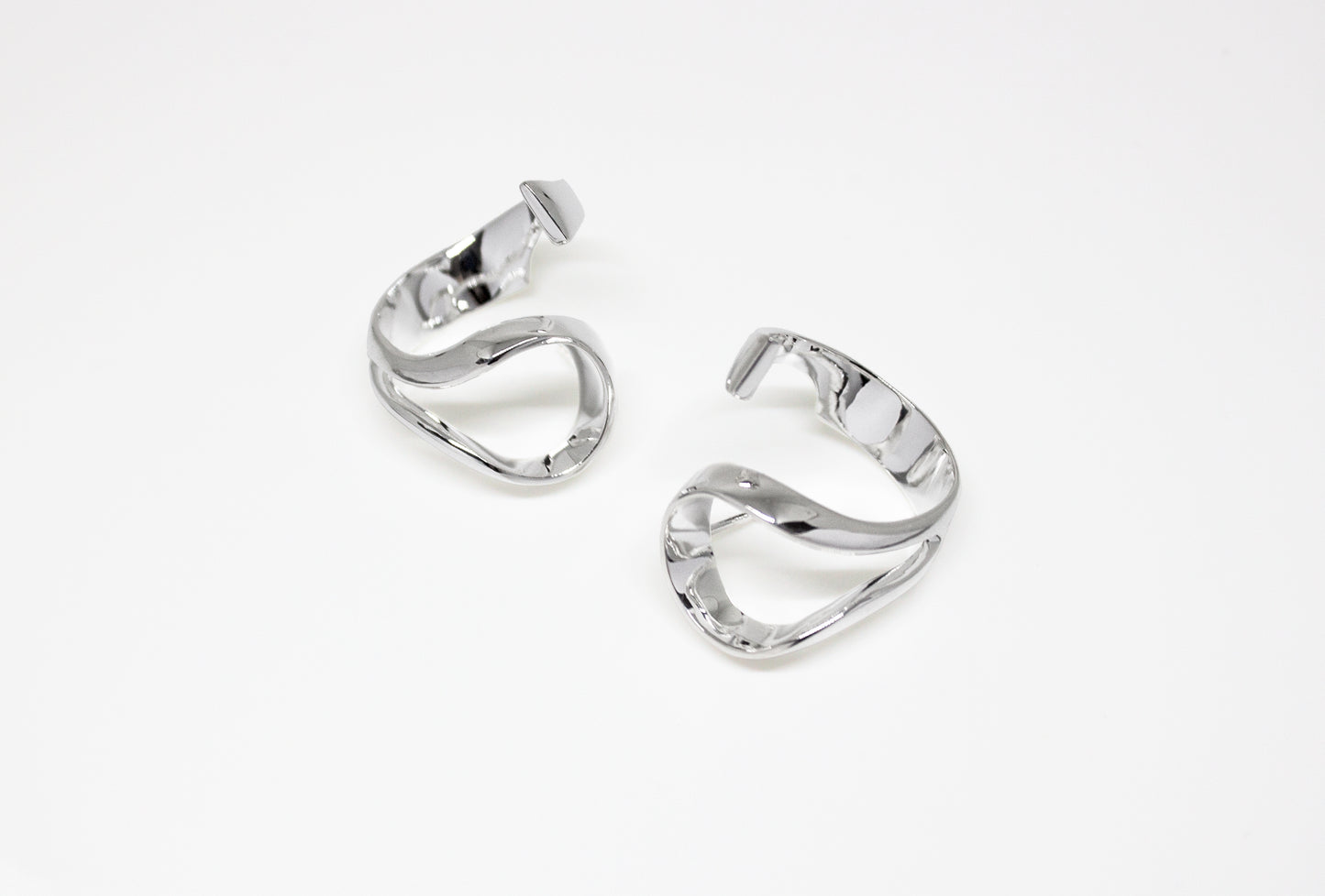 Loop Earrings in 925 silver, sculptural twisted earrings handcrafted by Minou Lejeune