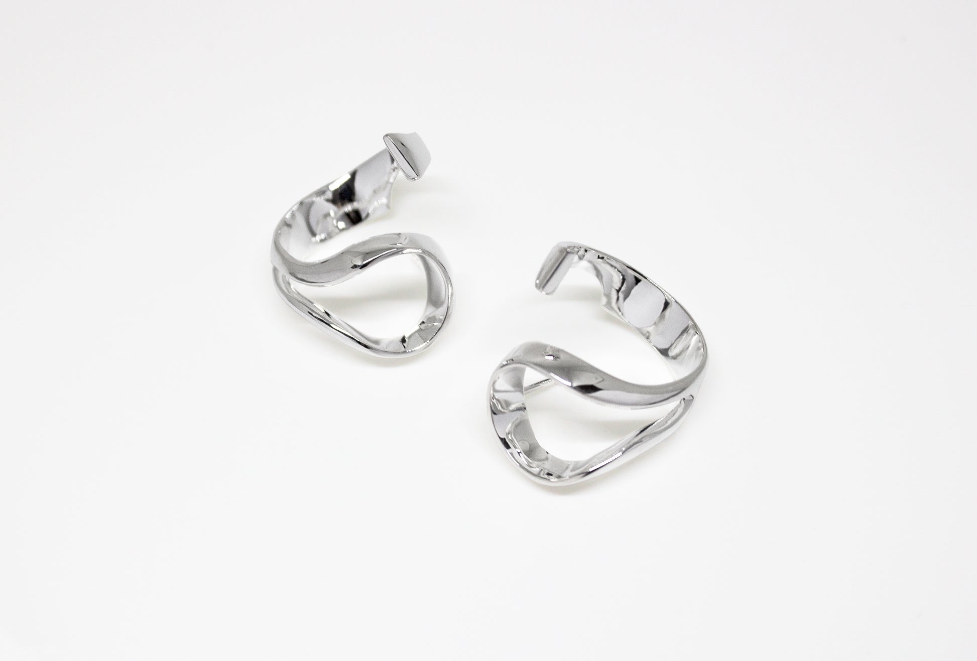 Loop Earrings in 925 silver, sculptural twisted earrings handcrafted by Minou Lejeune