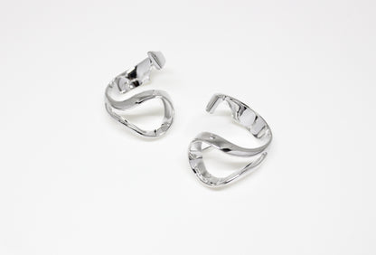 Loop Earrings in 925 silver, sculptural twisted earrings handcrafted by Minou Lejeune