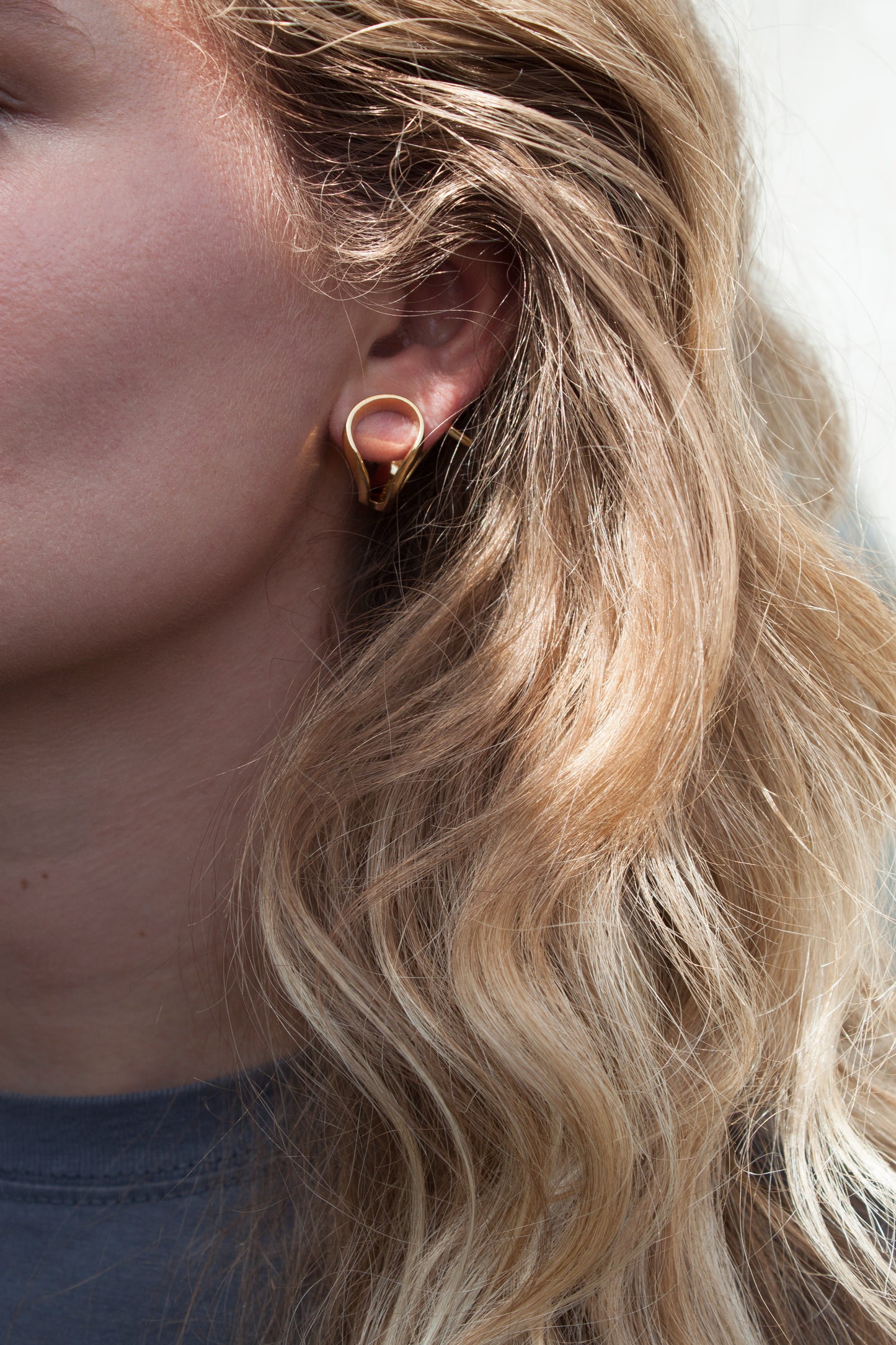 Loop Earrings in 925 silver, sculptural twisted earrings handcrafted by Minou Lejeune