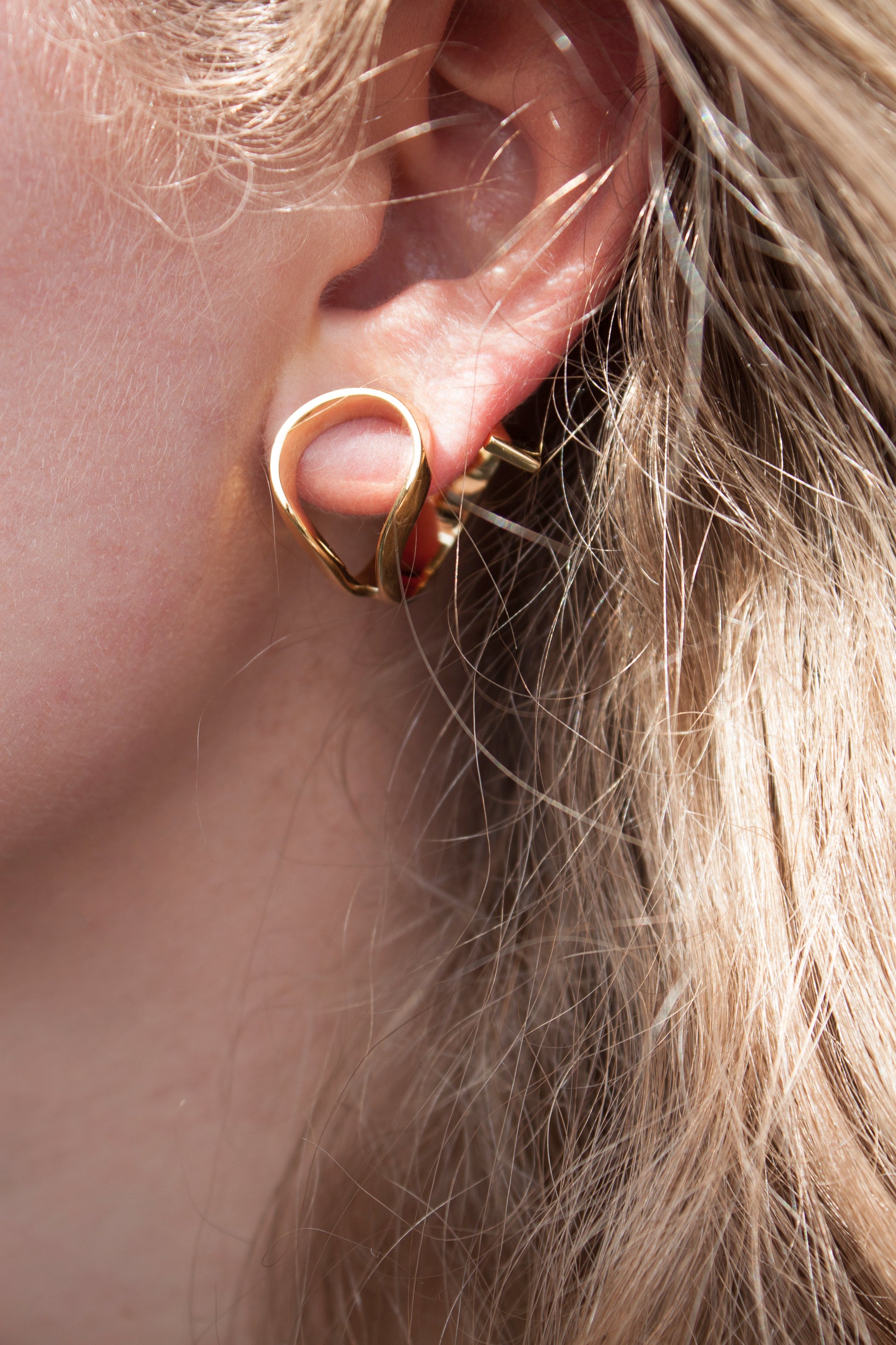 Loop Earrings in 925 silver, sculptural twisted earrings handcrafted by Minou Lejeune