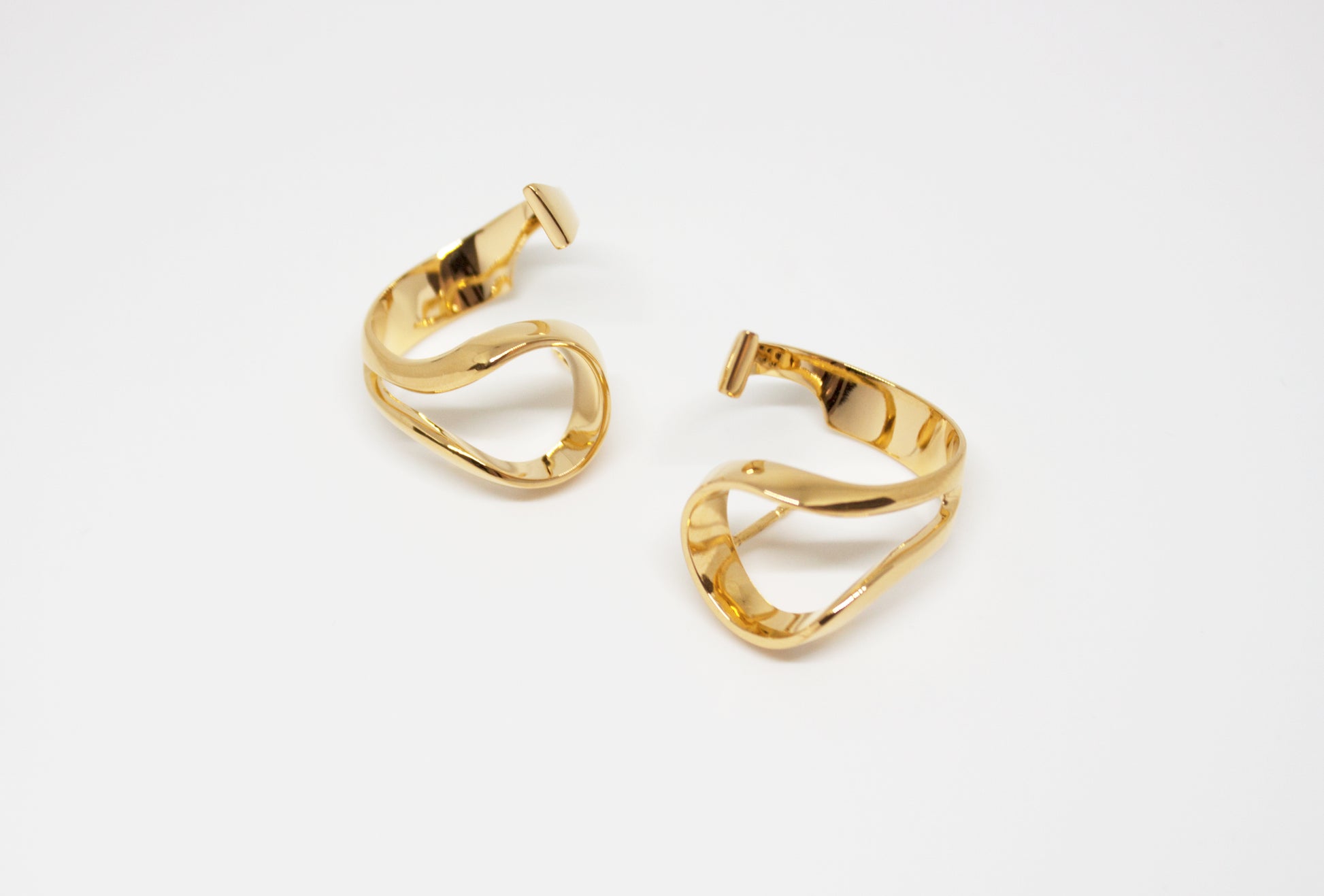 Loop Earrings in 925 silver, sculptural twisted earrings handcrafted by Minou Lejeune