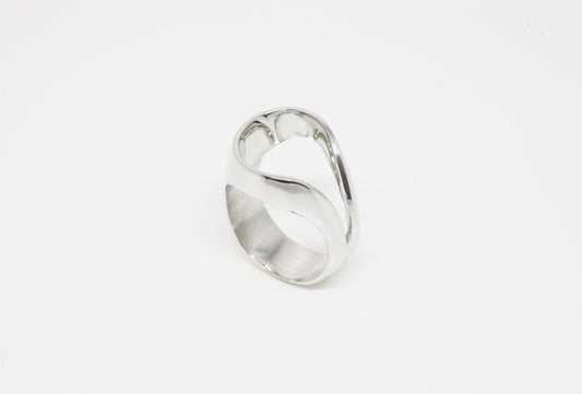 Loop Ring in 925 silver, slightly twisted open oval signet ring, handmade by Minou Lejeune