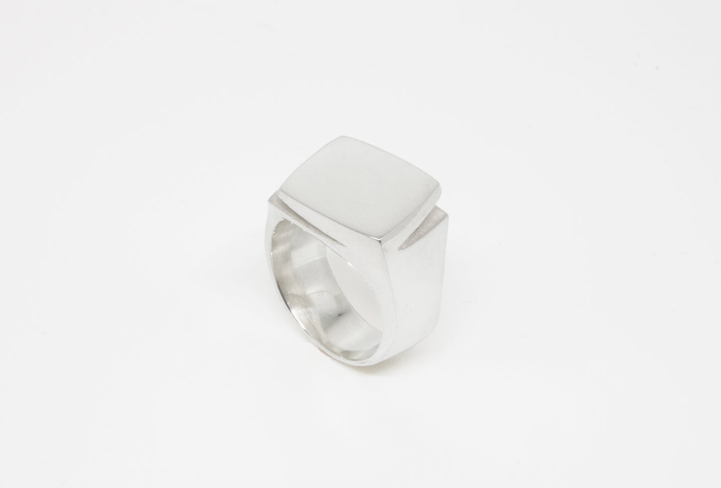 Shift Ring in 925 silver, twisted squared signet ring, handmade by Minou Lejeune