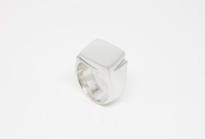 Shift Ring in 925 silver, twisted squared signet ring, handmade by Minou Lejeune