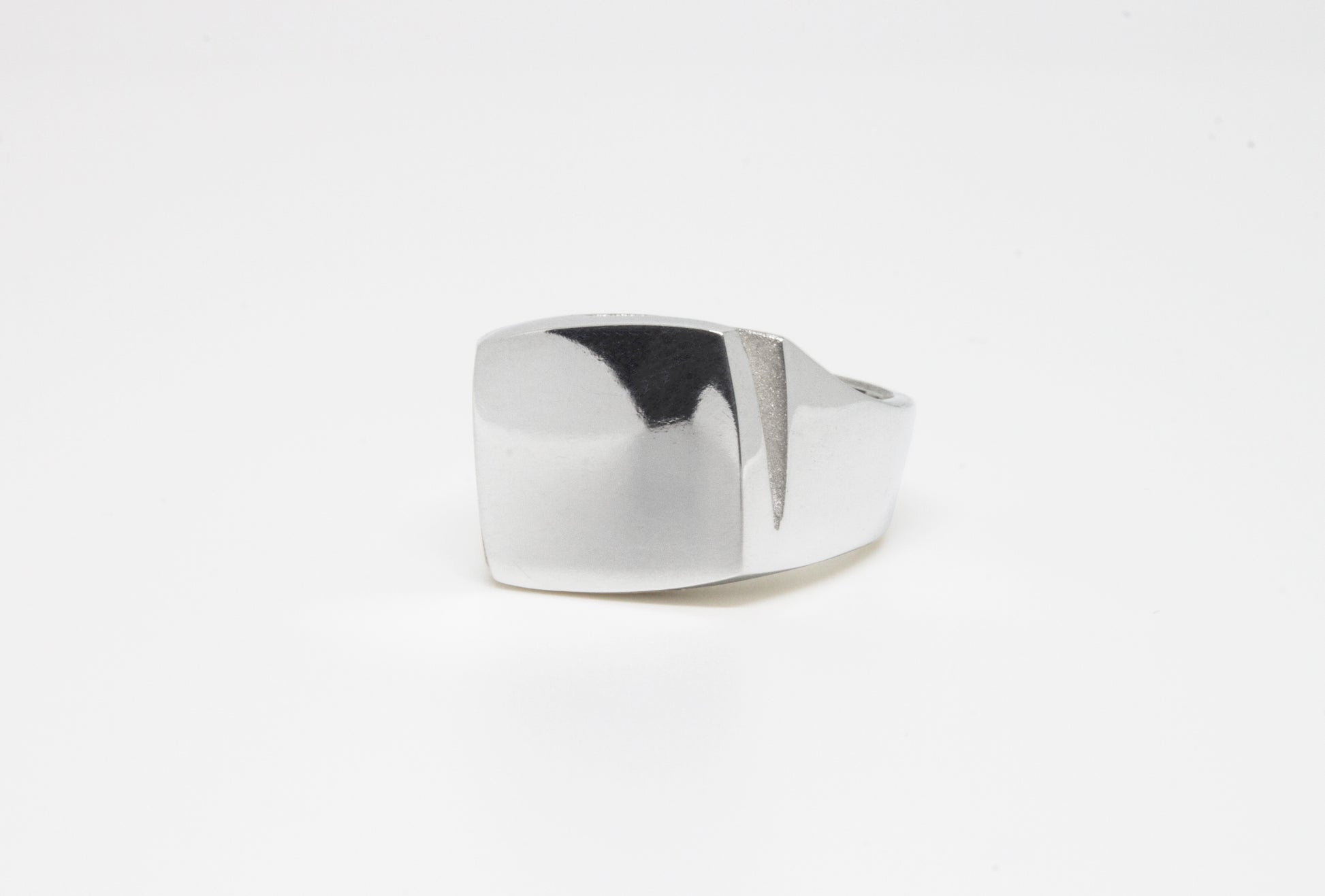 Shift Ring in 925 silver, twisted squared signet ring, handmade by Minou Lejeune