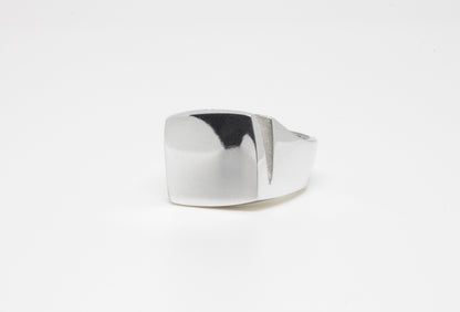Shift Ring in 925 silver, twisted squared signet ring, handmade by Minou Lejeune