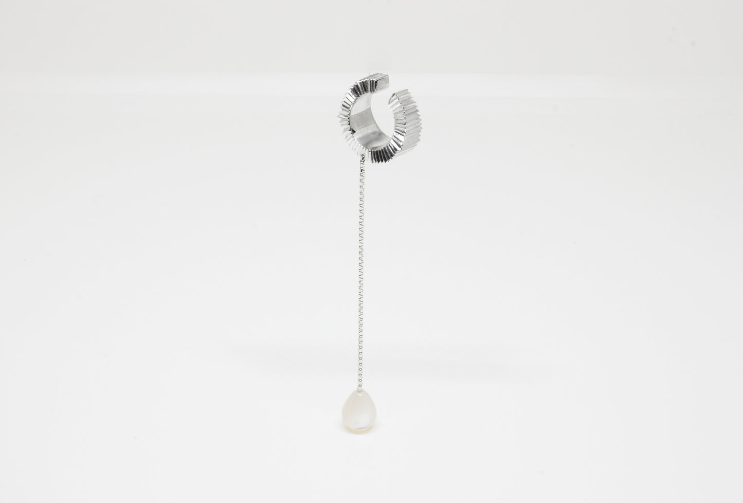 Hand-carved earcuff in 925 silver with Mother of Pearl gemstone, unique piece by Minou Lejeune