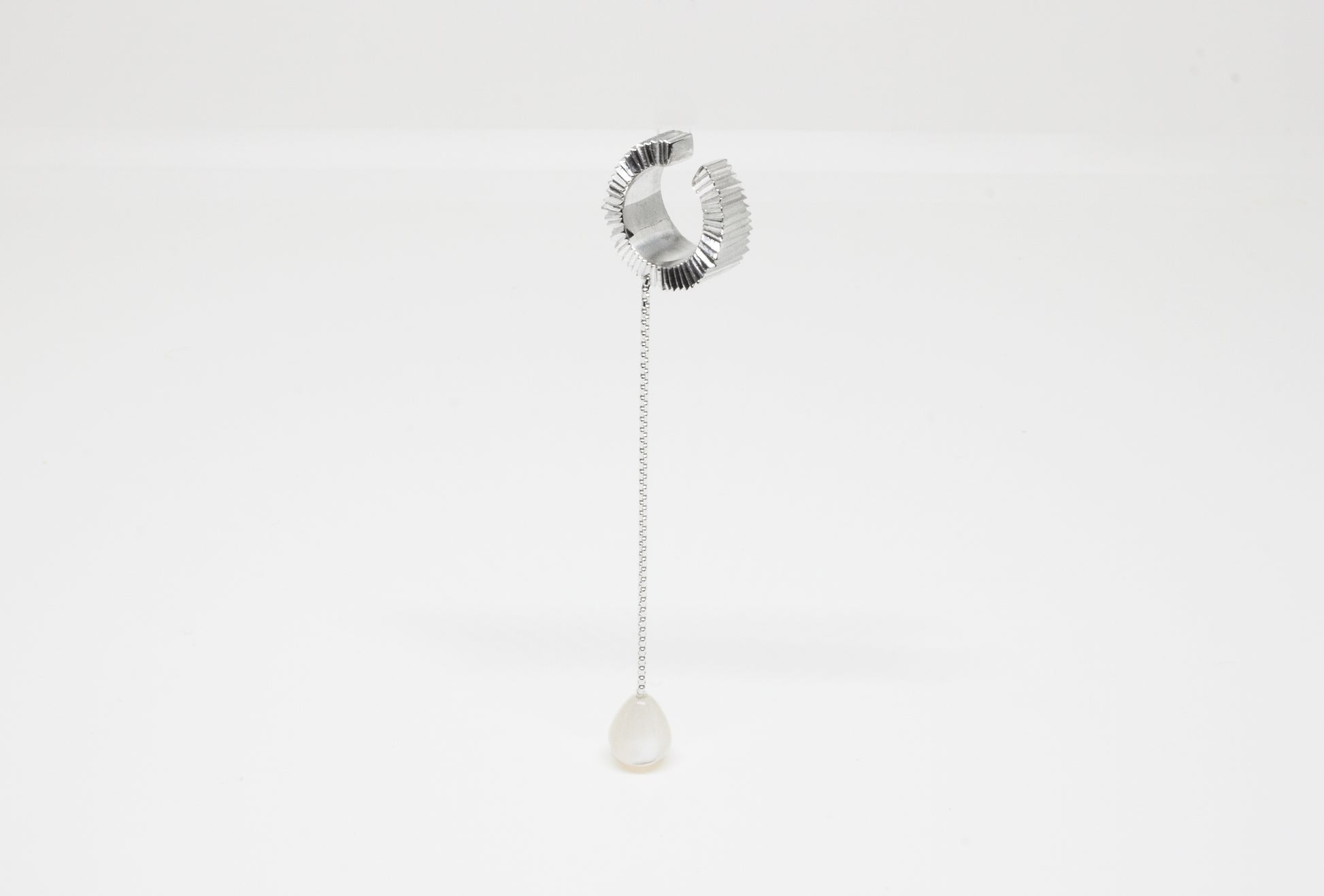 Hand-carved earcuff in 925 silver with Mother of Pearl gemstone, unique piece by Minou Lejeune