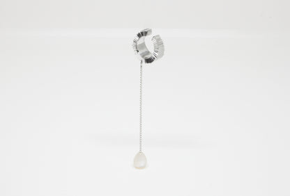 Hand-carved earcuff in 925 silver with Mother of Pearl gemstone, unique piece by Minou Lejeune