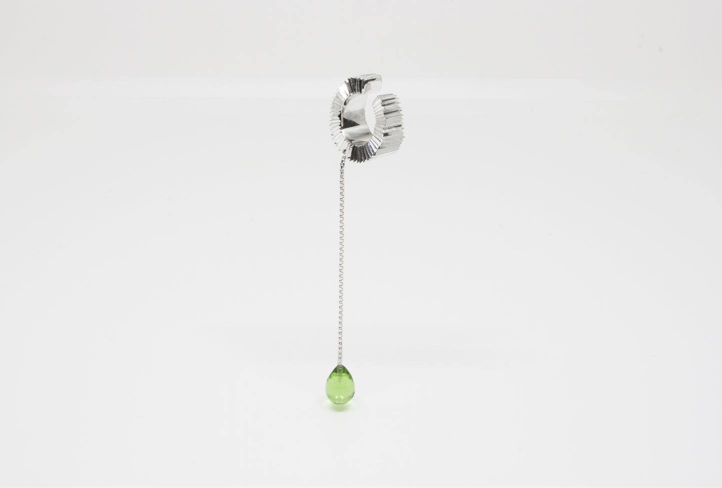 Hand-carved earcuff in 925 silver with Peridot gemstone, unique handcrafted piece by Minou