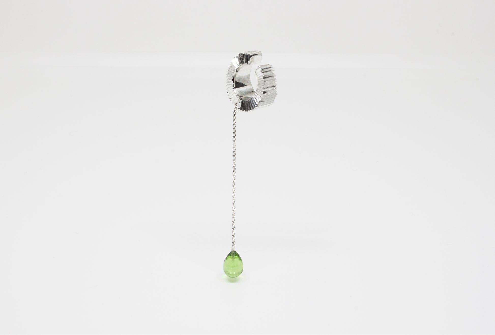 Hand-carved earcuff in 925 silver with Peridot gemstone, unique handcrafted piece by Minou