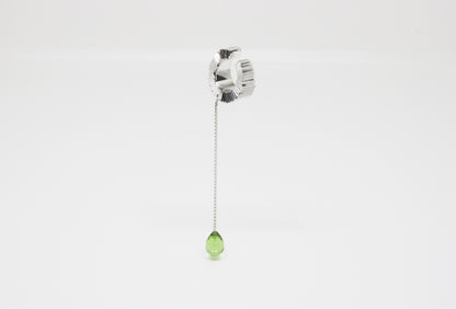 Hand-carved earcuff in 925 silver with Peridot gemstone, unique handcrafted piece by Minou