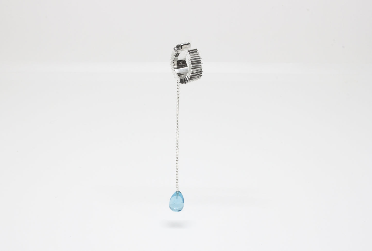 Hand-carved earcuff in 925 silver with Topaz gemstone, one-of-a-kind piece by Minou Lejeune
