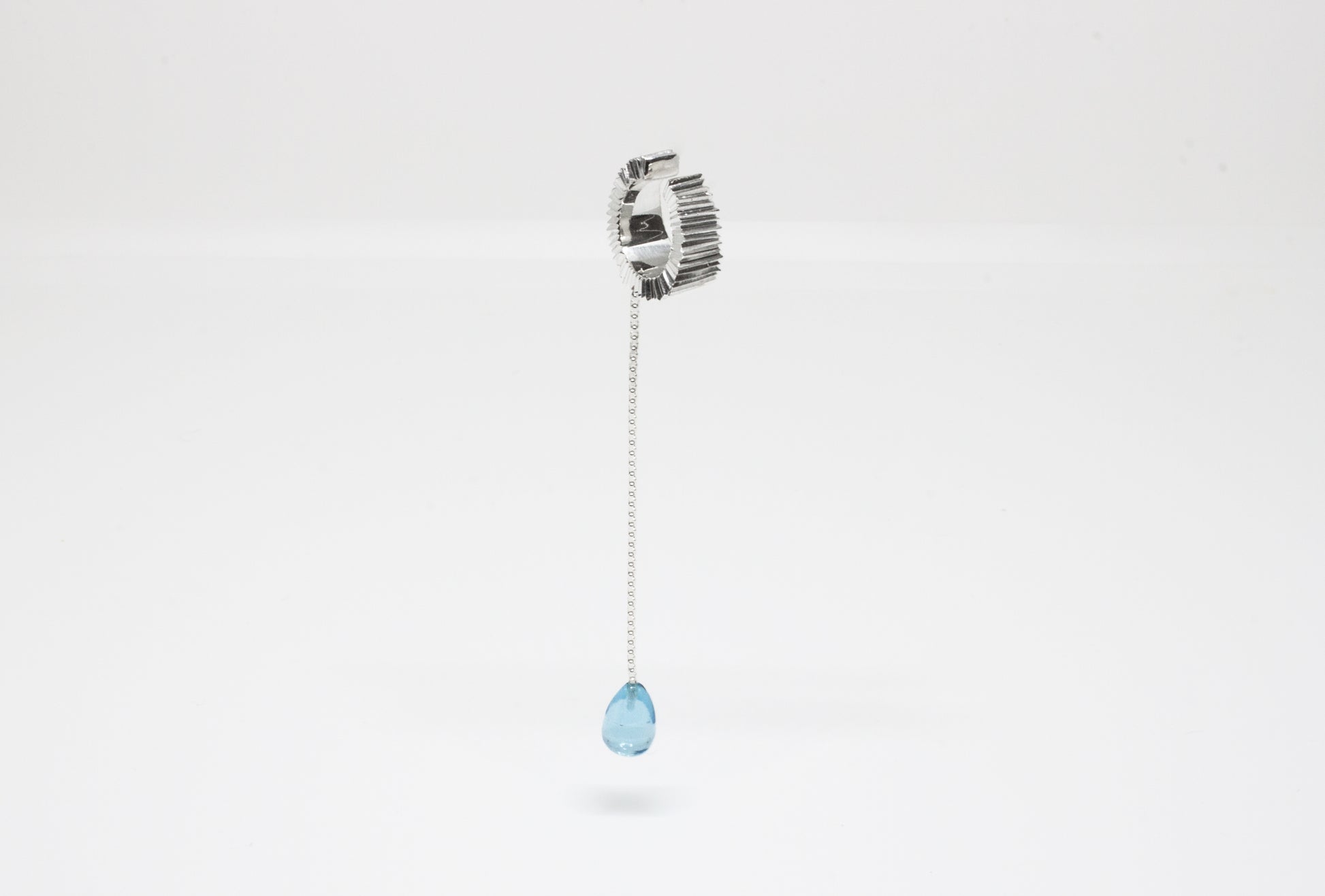 Hand-carved earcuff in 925 silver with Topaz gemstone, one-of-a-kind piece by Minou Lejeune