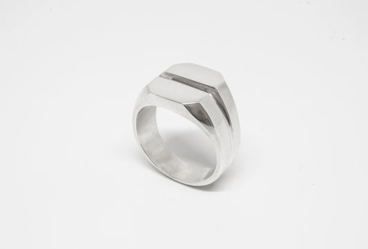 Split Ring in 925 silver, octagon-shaped signet ring, handmade by Minou Lejeune